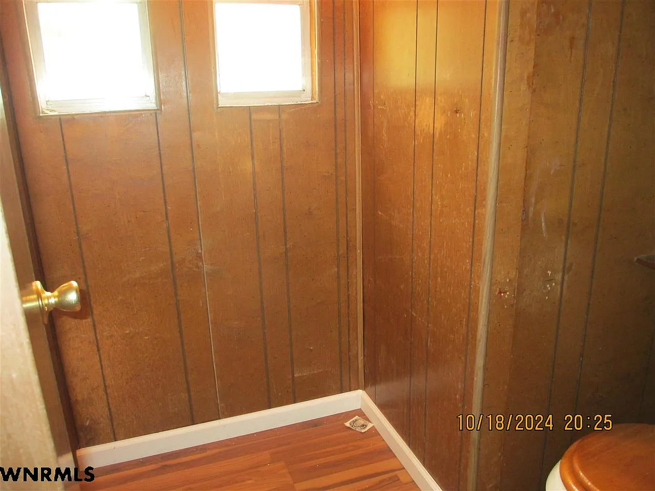 Bad Real Estate Photo Example: Living room photographed with a broom and clutter left in the frame